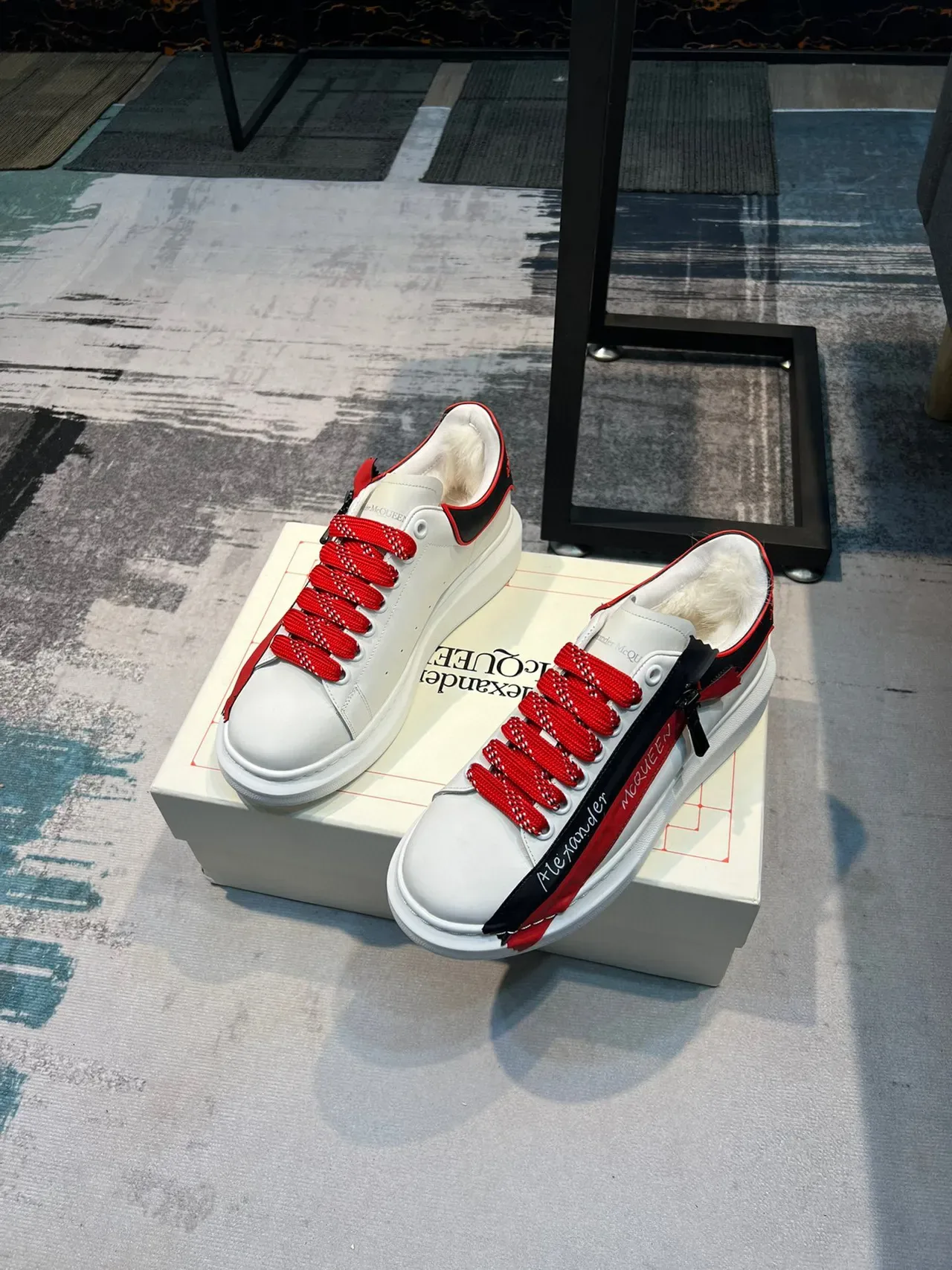 Alexander McQueen Zapatillas oversized blanco rojo negro estilo de vida 6