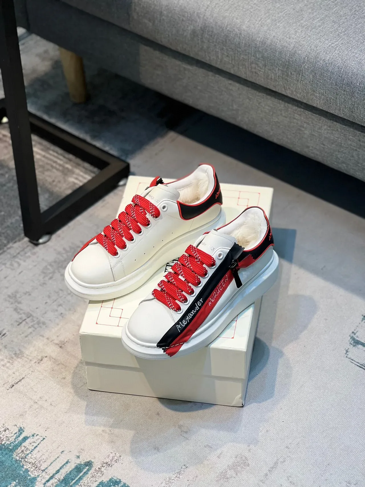 Alexander McQueen Zapatillas oversized blanco rojo negro estilo de vida 7