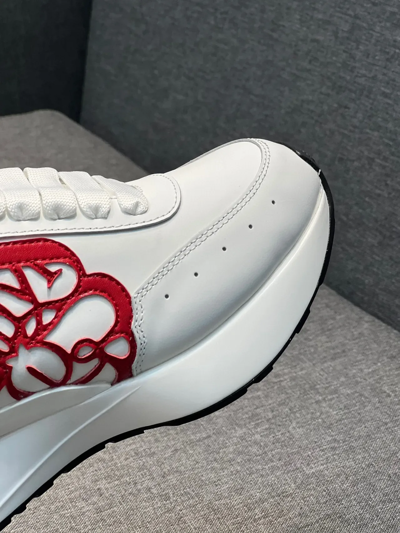 Alexander McQueen oversized 白色红玫瑰生活方式运动鞋 3