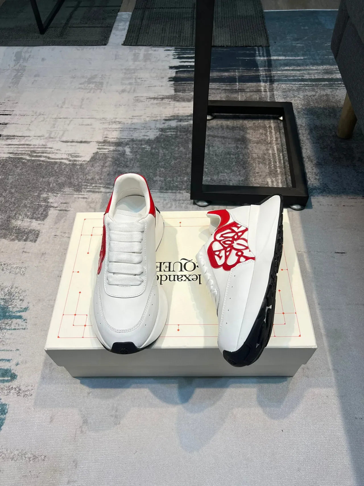 Alexander McQueen oversized 白色红玫瑰生活方式运动鞋 4