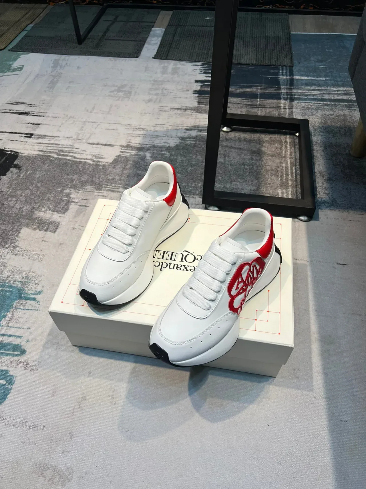 Alexander McQueen oversized 白色红玫瑰生活方式运动鞋 5