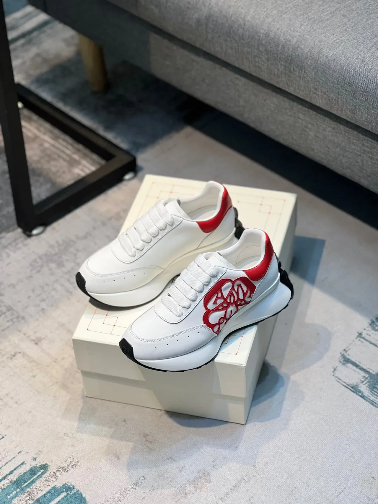 Alexander McQueen oversized 白色红玫瑰生活方式运动鞋 7