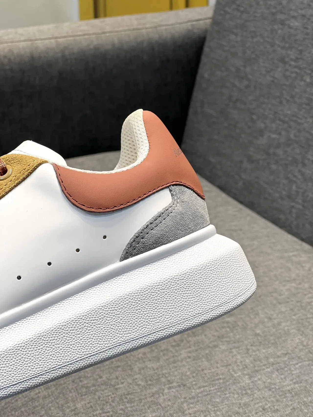 Alexander McQueen Sneakers Oversized Blanc Tan Gris Rose Lifestyle Sneakers 3