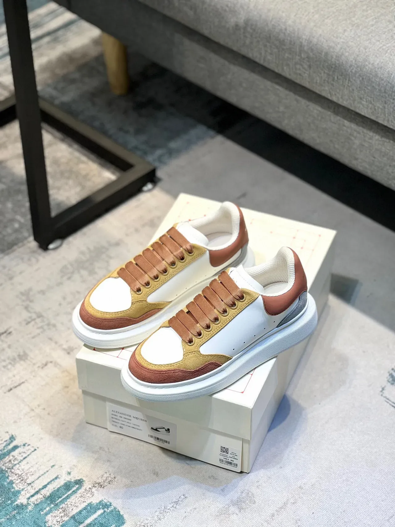 Alexander McQueen Sneakers Oversized Blanc Tan Gris Rose Lifestyle Sneakers 4