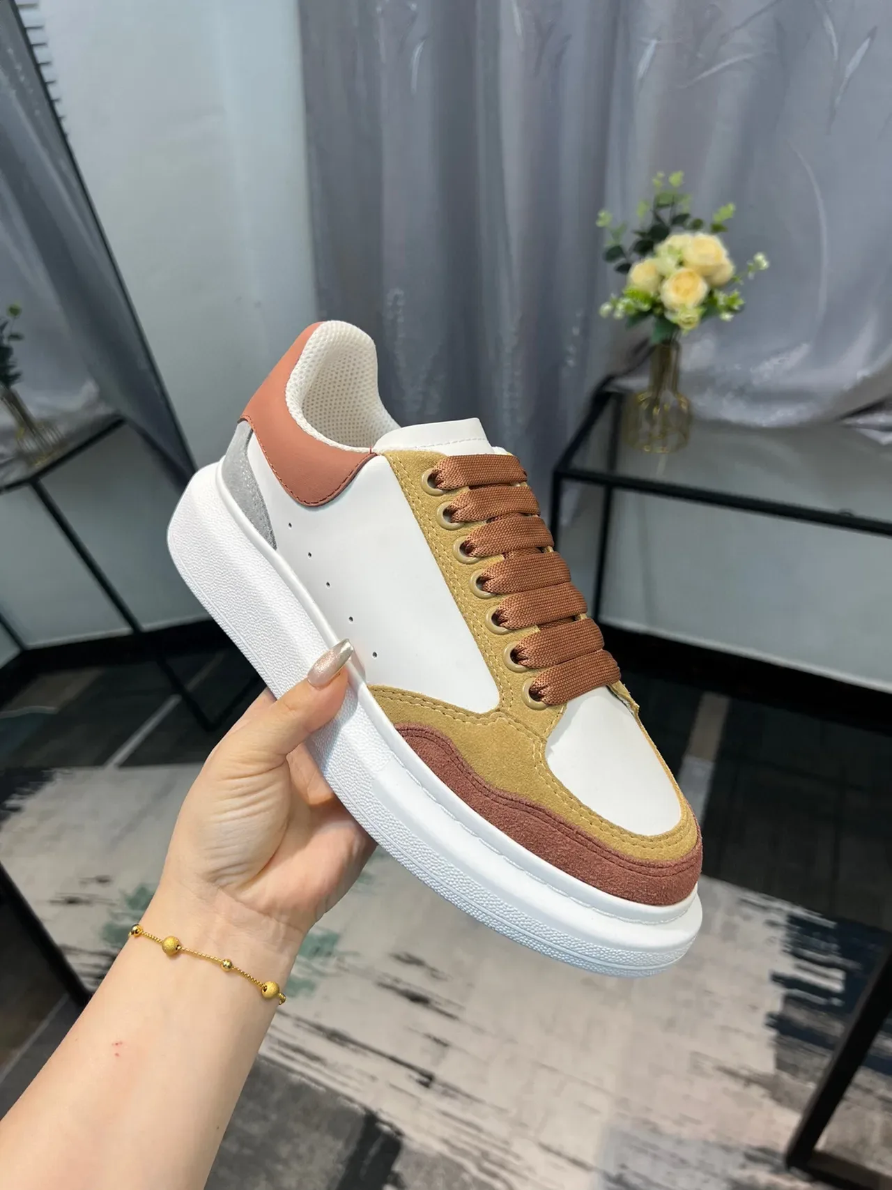 Alexander McQueen Sneakers Oversized Blanc Tan Gris Rose Lifestyle Sneakers 5