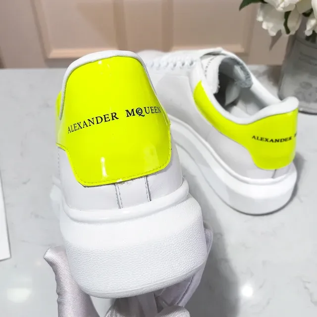 Alexander McQueen oversized sneaker সাদা হলুদ প্ল্যাটফর্ম সোল চামড়া উপর লাইফস্টাইল স্নিকার 3