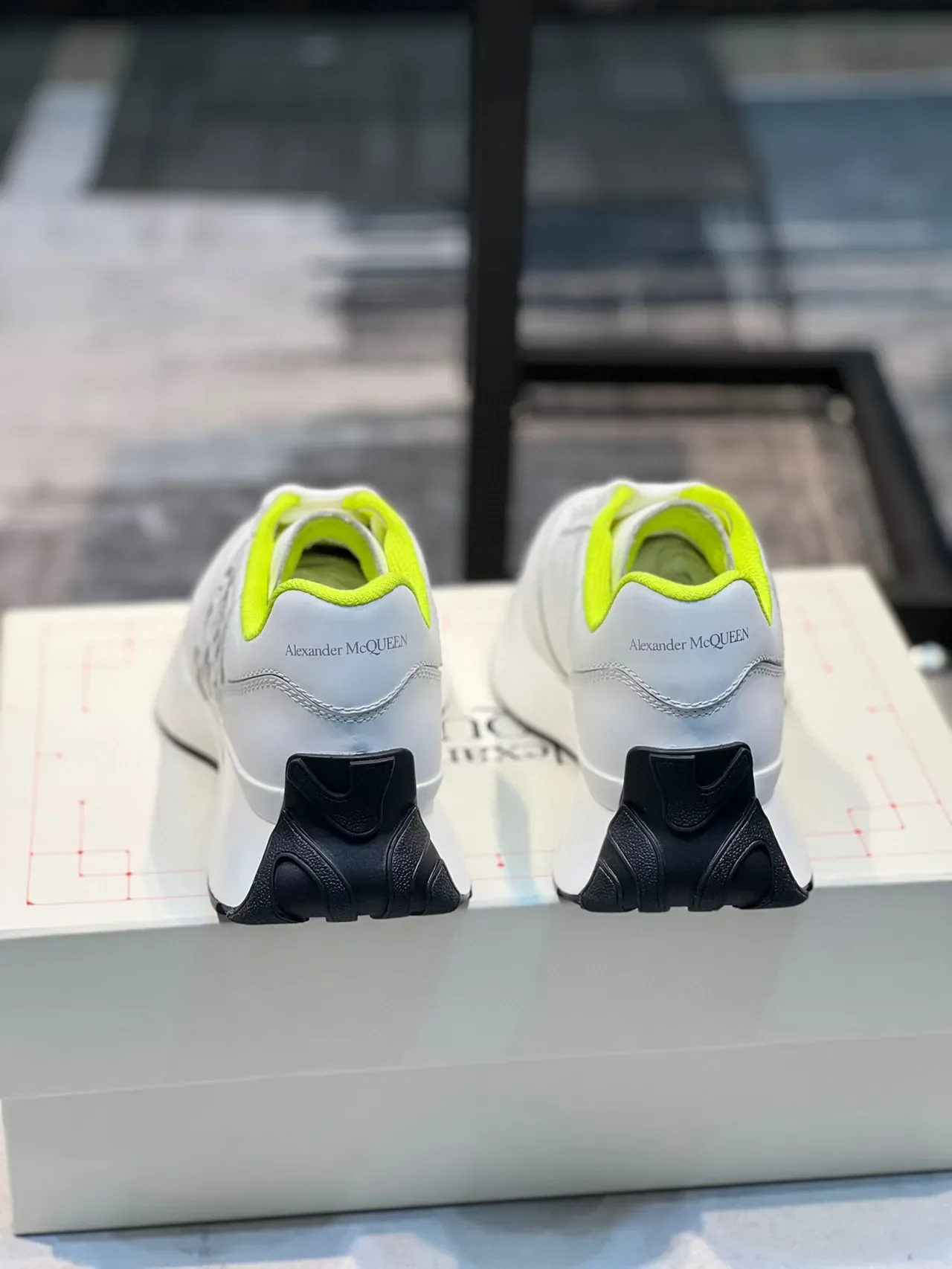Alexander McQueen Sneakers Oversized Blanc Jaune Silhouette Florale Cutout Overlay Lifestyle Sneakers 3