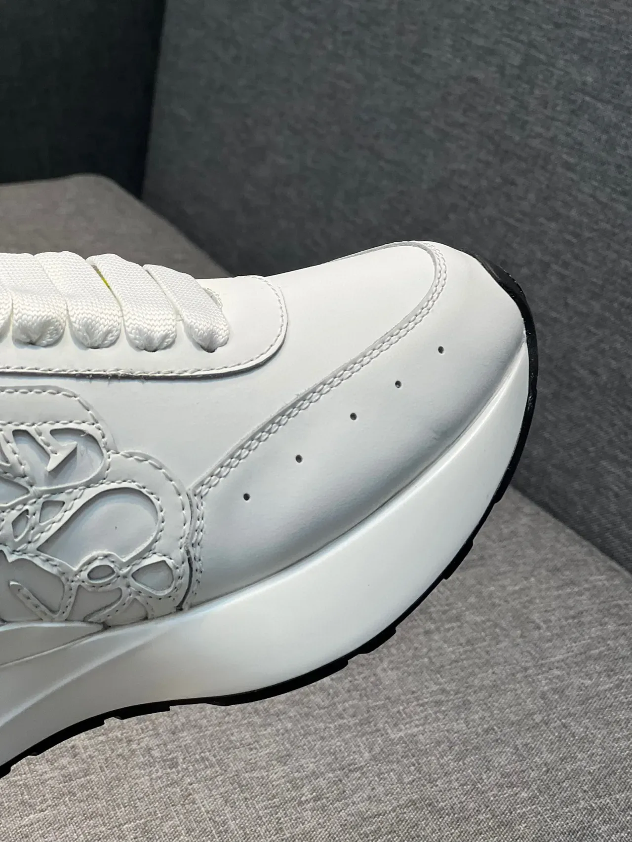 Alexander McQueen Sneakers Oversized Blanc Jaune Silhouette Florale Cutout Overlay Lifestyle Sneakers 4