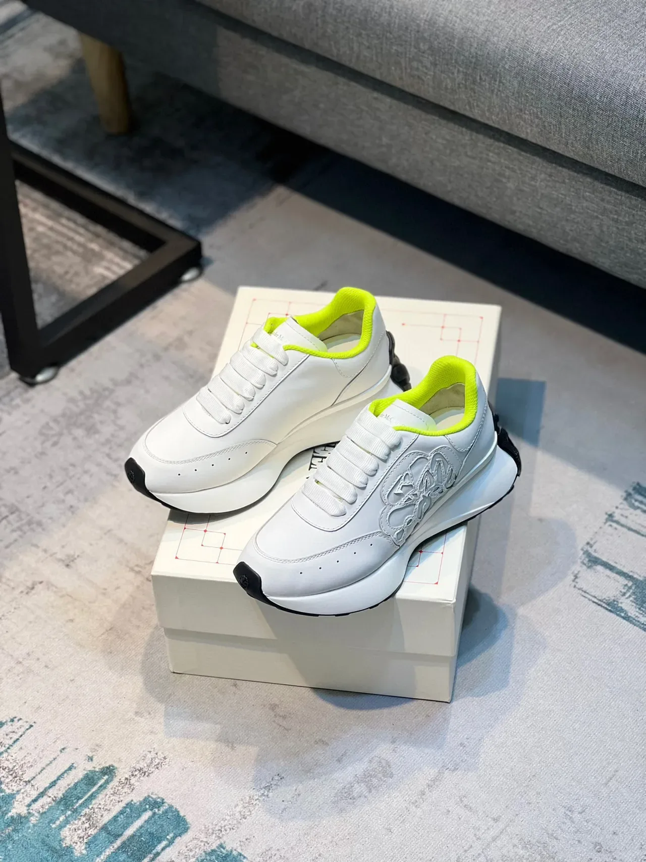 Alexander McQueen Sneakers Oversized Blanc Jaune Silhouette Florale Cutout Overlay Lifestyle Sneakers 8
