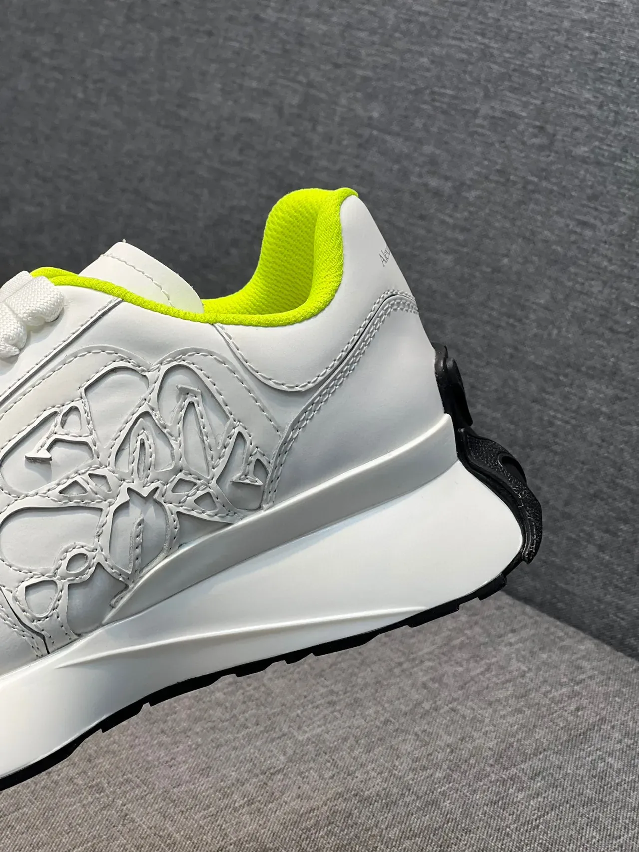 Alexander McQueen Sneakers Oversized Blanc Jaune Silhouette Florale Cutout Overlay Lifestyle Sneakers 9