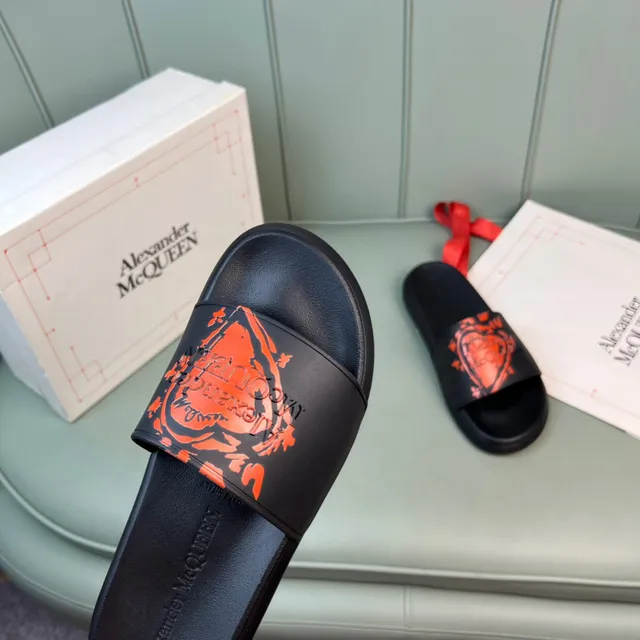 Alexander McQueen স্লাইড কালো এবং কমলা গ্রাফিক স্ট্র্যাপ স্লিপার্স 3
