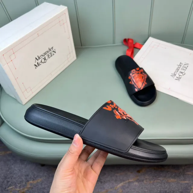 Alexander McQueen স্লাইড কালো এবং কমলা গ্রাফিক স্ট্র্যাপ স্লিপার্স 4