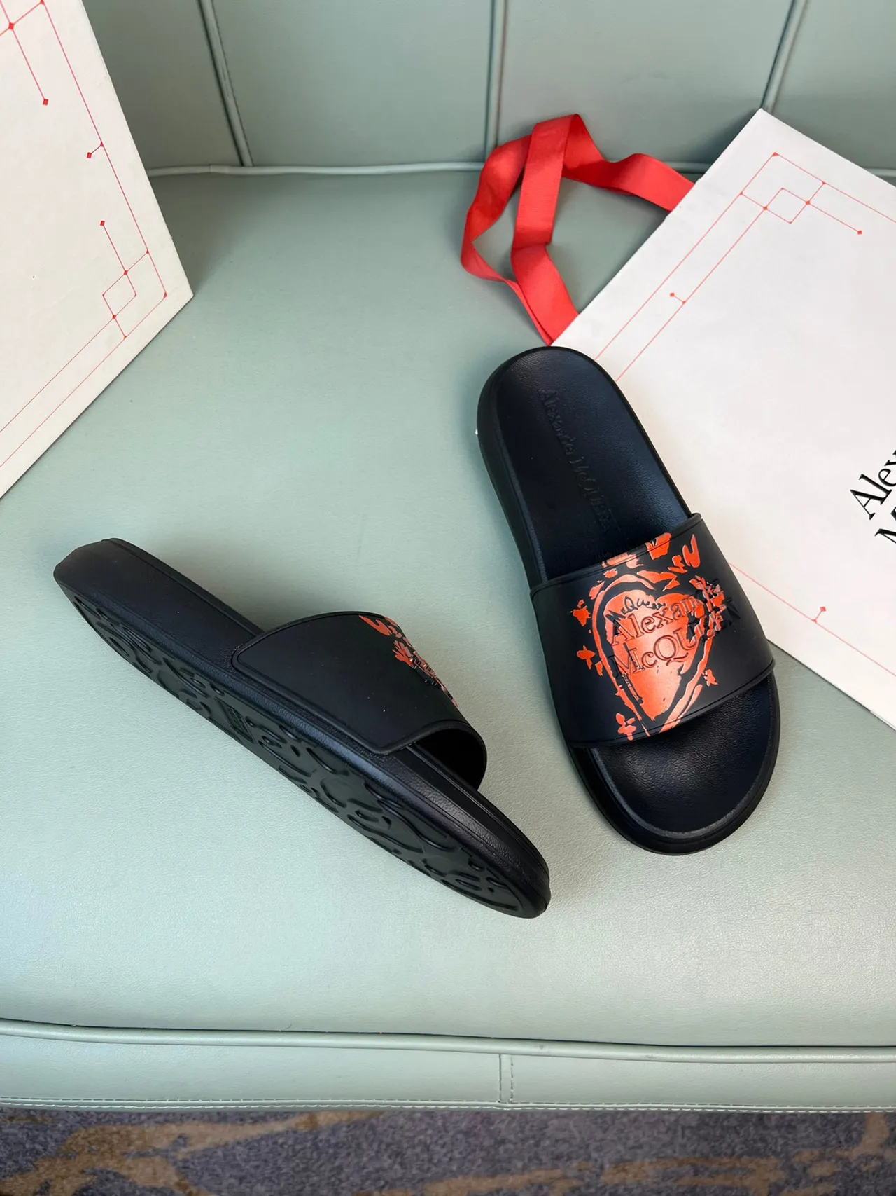 Alexander McQueen স্লাইড কালো এবং কমলা গ্রাফিক স্ট্র্যাপ স্লিপার্স 5