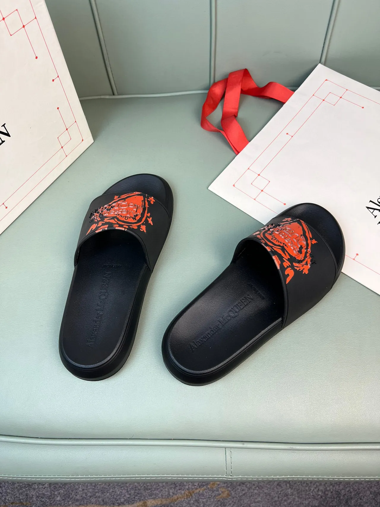 Alexander McQueen স্লাইড কালো এবং কমলা গ্রাফিক স্ট্র্যাপ স্লিপার্স 6