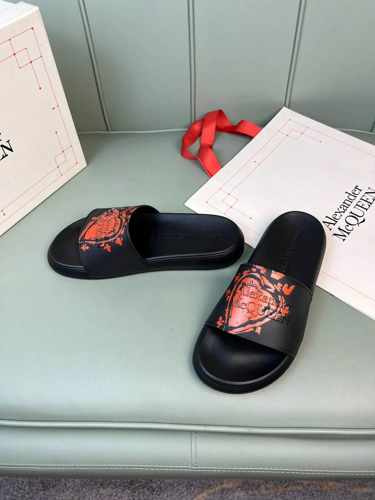 Alexander McQueen স্লাইড কালো এবং কমলা গ্রাফিক স্ট্র্যাপ স্লিপার্স 7
