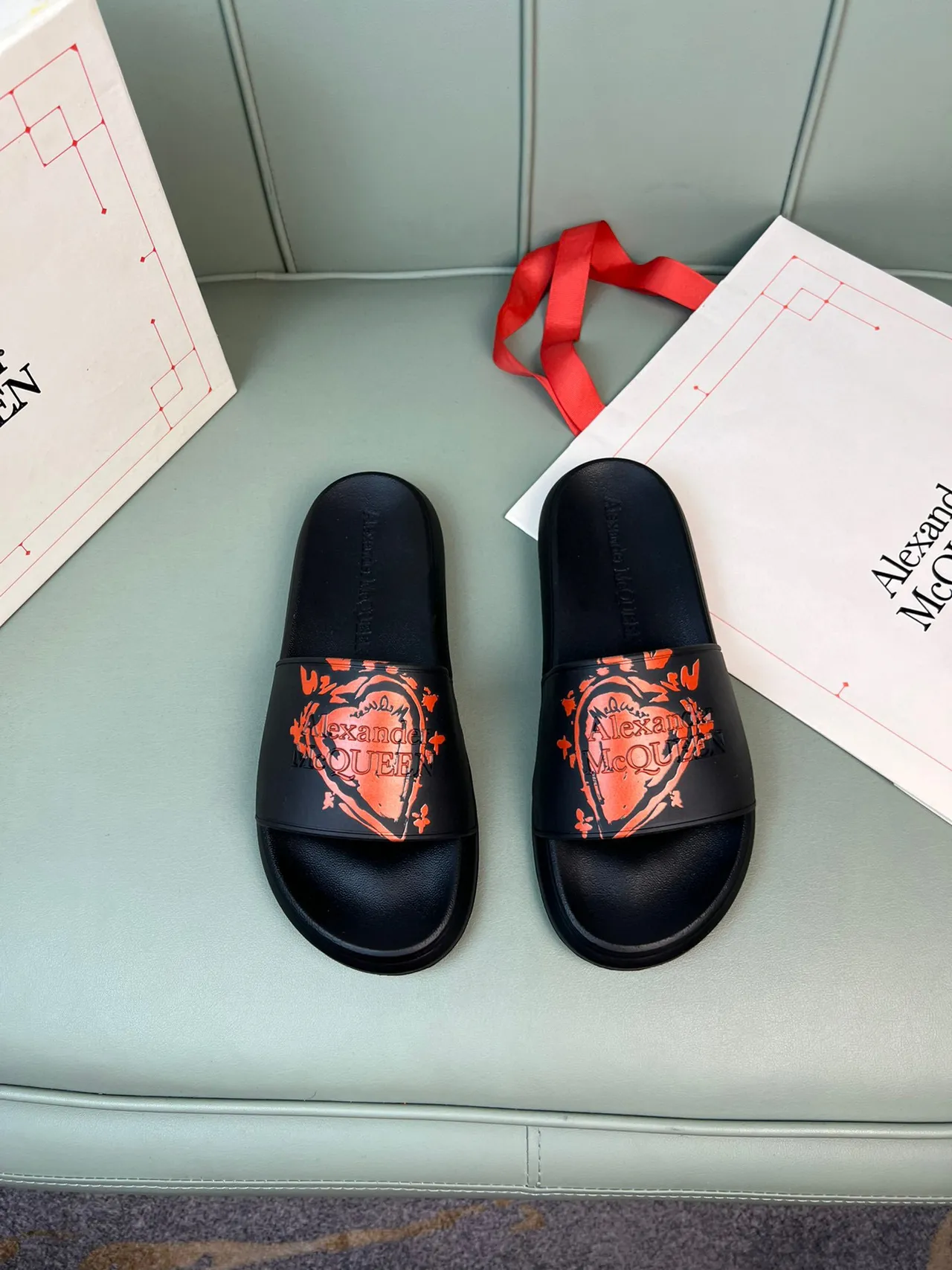 Alexander McQueen স্লাইড কালো এবং কমলা গ্রাফিক স্ট্র্যাপ স্লিপার্স 8