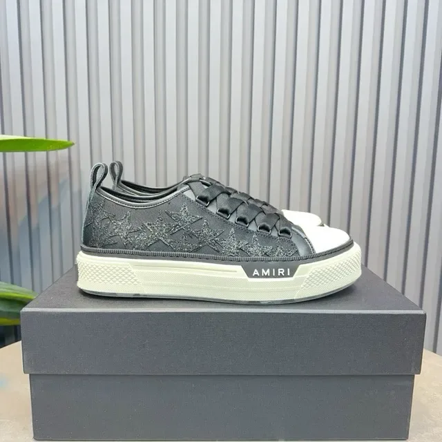 Amiri Skel Top Low مطرزة بالنجوم أحذية أسلوب حياة سوداء وبيضاء 2