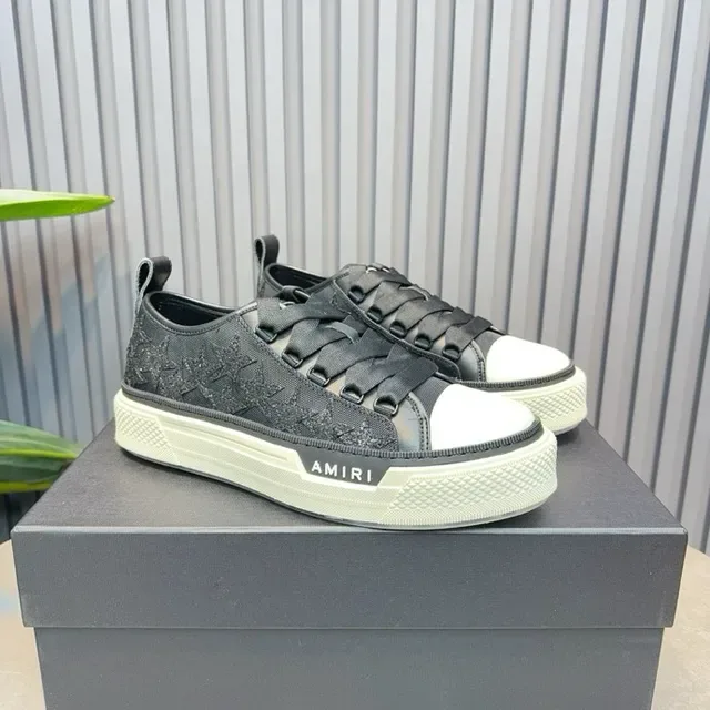 Amiri Skel Top Low مطرزة بالنجوم أحذية أسلوب حياة سوداء وبيضاء 4