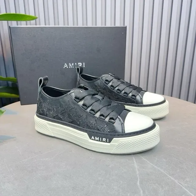 Amiri Skel Top Low مطرزة بالنجوم أحذية أسلوب حياة سوداء وبيضاء 7