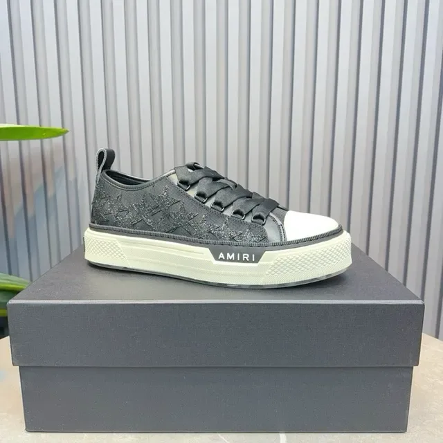 Amiri Skel Top Low مطرزة بالنجوم أحذية أسلوب حياة سوداء وبيضاء 9