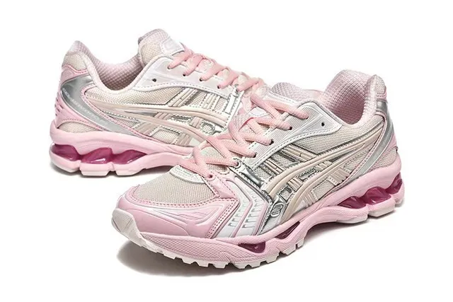 ASICS Gel-Kayano Pink and Silver Tênis de corrida 3