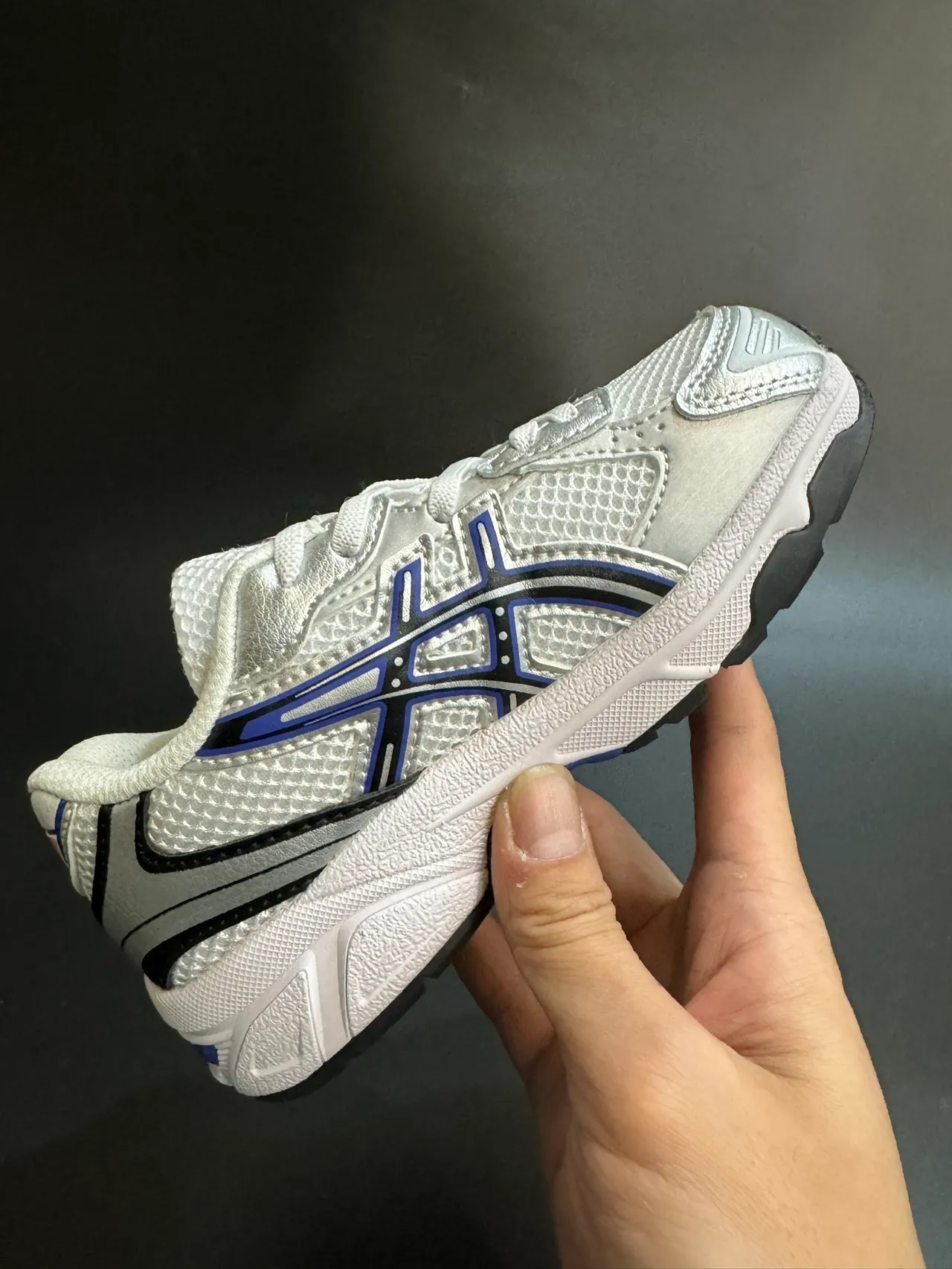 ASICS Branco Azul tênis de corrida low-top de malha e sintético superior 15