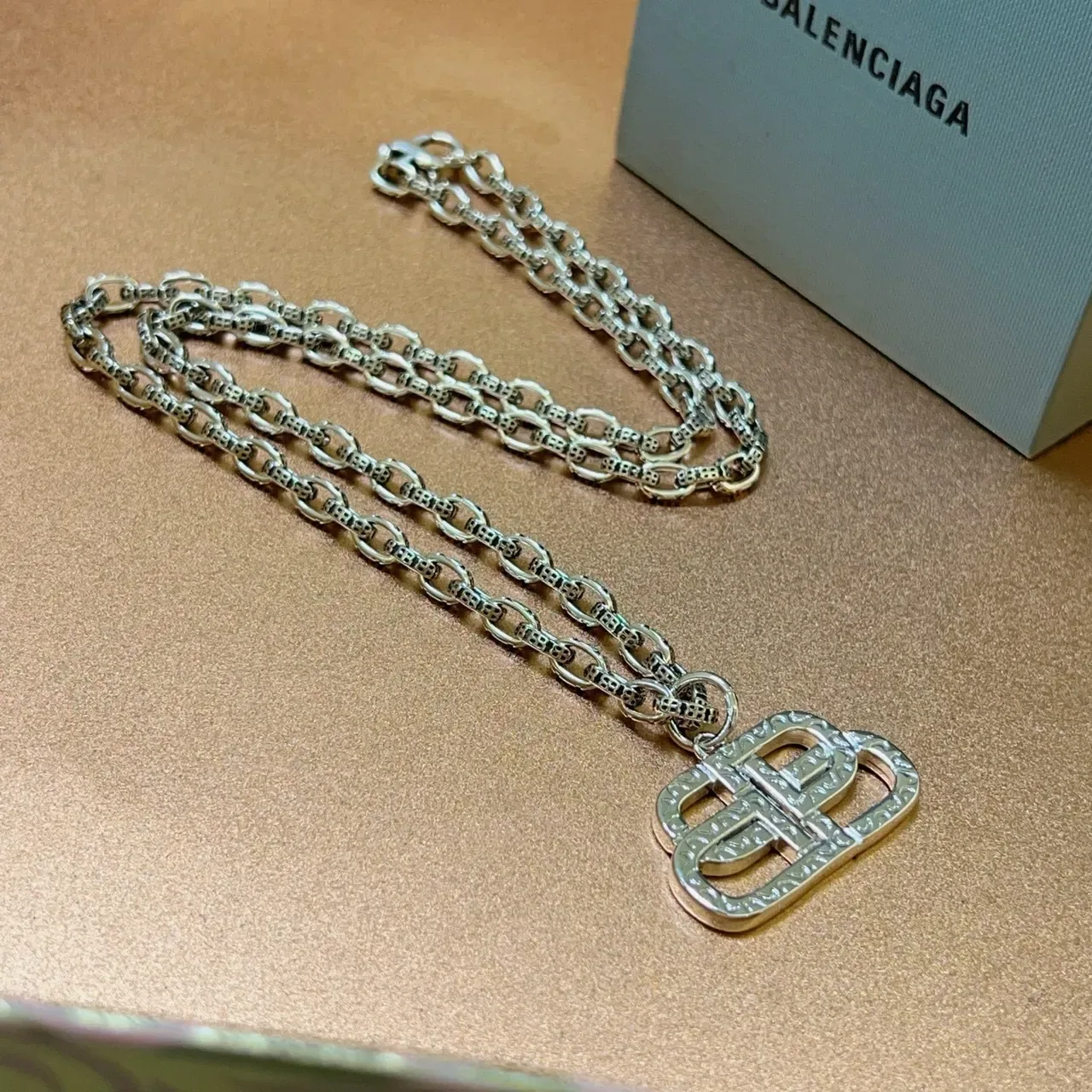 Balenciaga BB Logo pendentif corrente prata 3