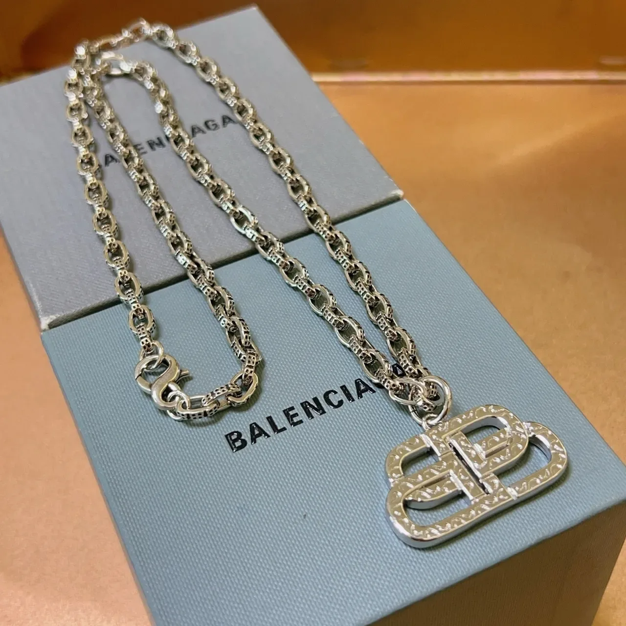 Balenciaga BB Logo pendentif corrente prata 4