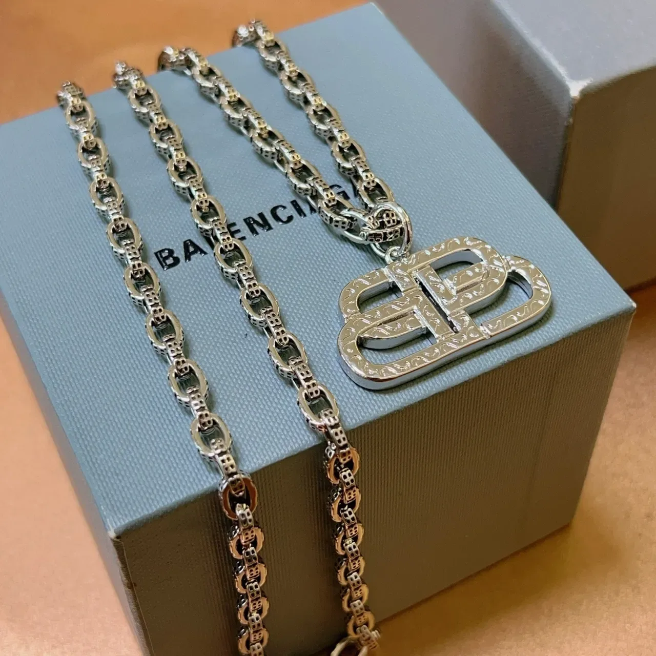 Balenciaga BB Logo pendentif corrente prata 6