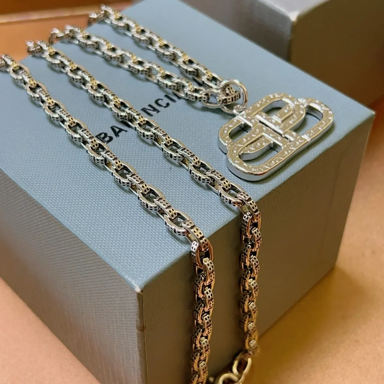 Balenciaga BB Logo pendentif corrente prata 9