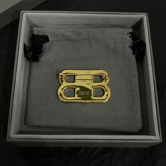 Balenciaga BB Logo Broche texturizado de ouro 2