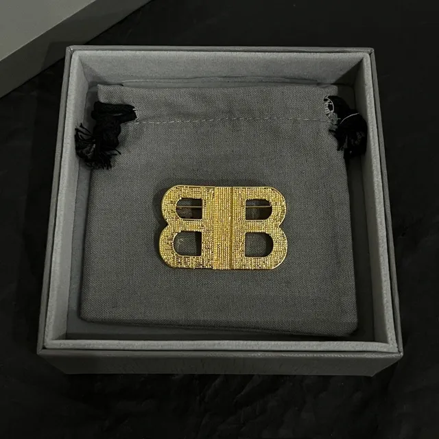 Balenciaga BB Logo Broche texturizado de ouro 3