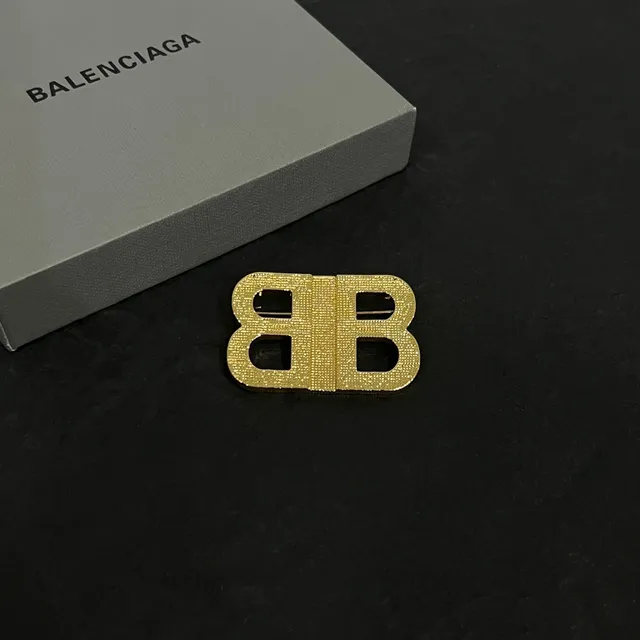 Balenciaga BB Logo Broche texturizado de ouro 4
