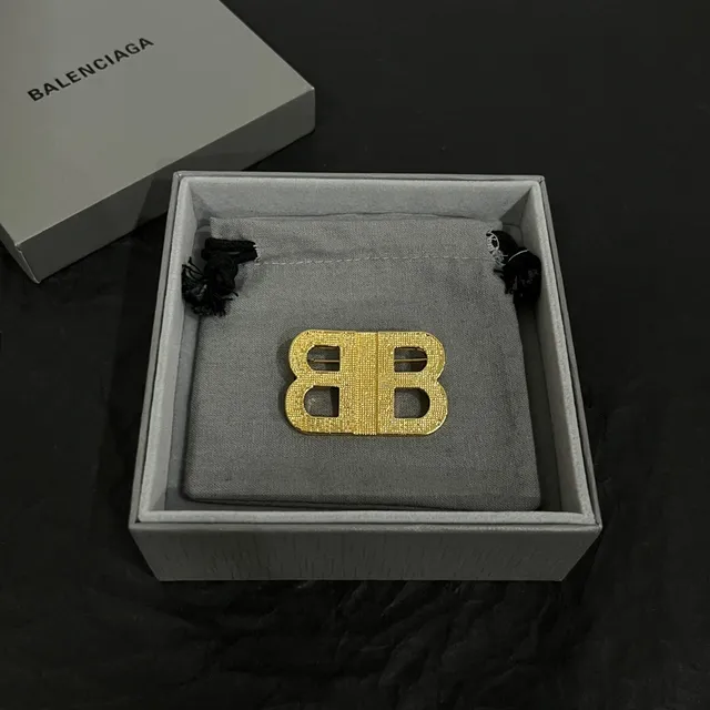 Balenciaga BB Logo Broche texturizado de ouro 6