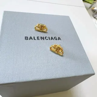 Balenciaga Pendientes de perno BB Monograma Geométricos en tono dorado