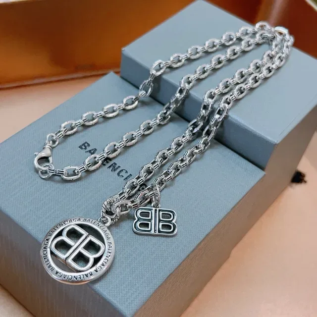 Balenciaga BB Colar Prateado Cinza Corrente Curb Chunky Pingente Duplo Logo 9