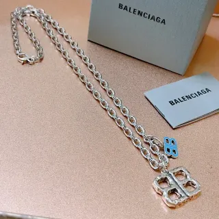 Balenciaga BB قلادة فضية زرقاء مطروقة رباعية الأوراق تعليقة مينا رمز