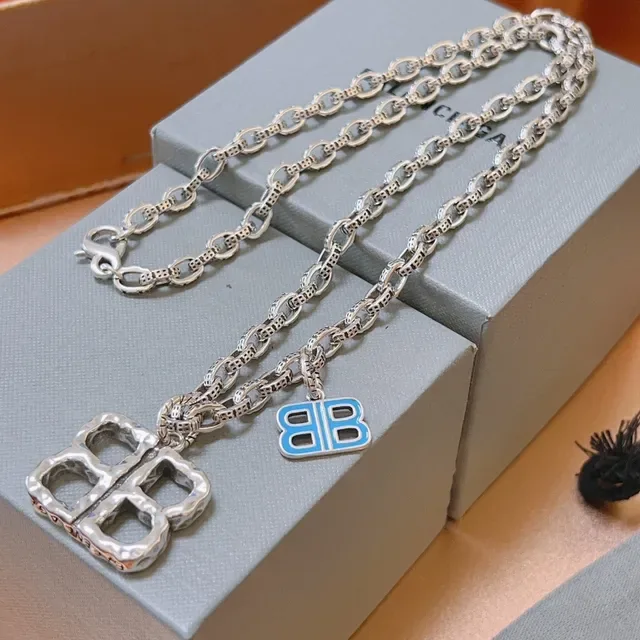 Balenciaga BB Argent Bleu Martelé Quatrefoil Pendentif Charm Émaillé Collier 2