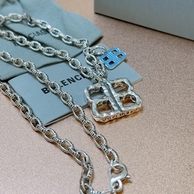 Balenciaga BB Argent Bleu Martelé Quatrefoil Pendentif Charm Émaillé Collier 4