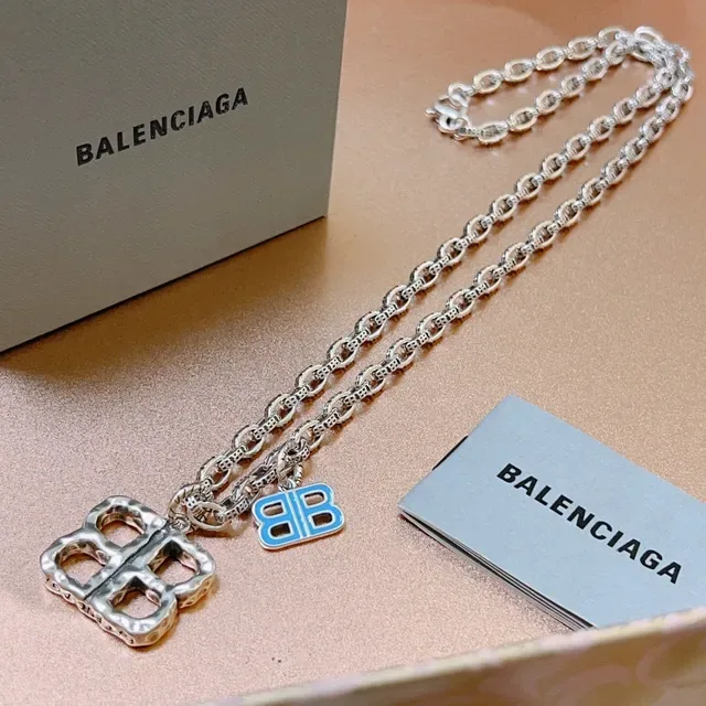 Balenciaga BB Argent Bleu Martelé Quatrefoil Pendentif Charm Émaillé Collier 5