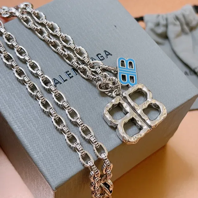 Balenciaga BB Argent Bleu Martelé Quatrefoil Pendentif Charm Émaillé Collier 7