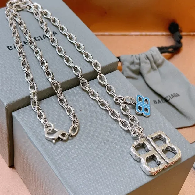 Balenciaga BB Argent Bleu Martelé Quatrefoil Pendentif Charm Émaillé Collier 8