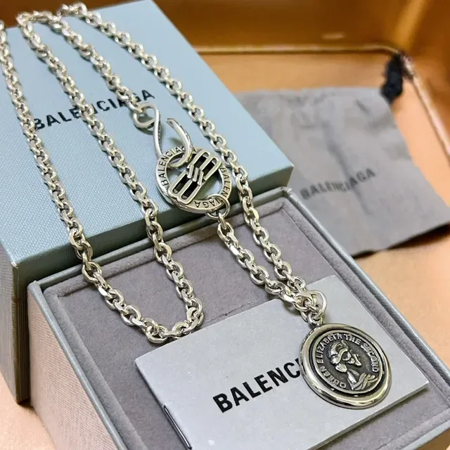 Balenciaga Collier Médaille Coin Argent Noir Chaîne 4