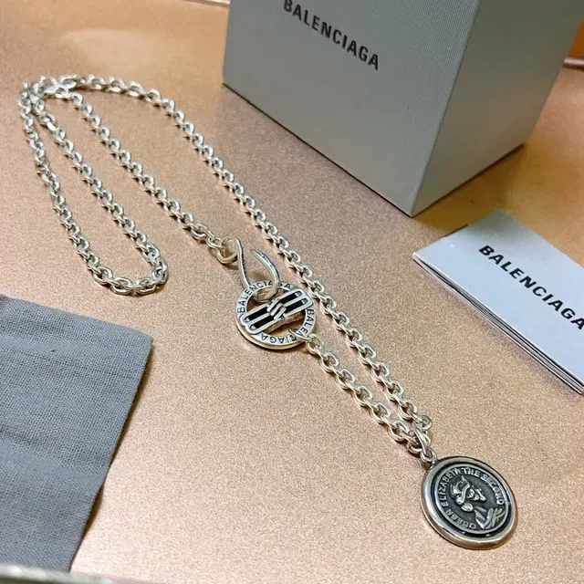 Balenciaga Collier Médaille Coin Argent Noir Chaîne 7