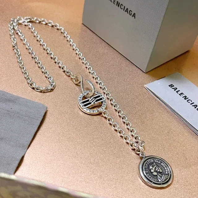 Balenciaga Collier Médaille Coin Argent Noir Chaîne 9