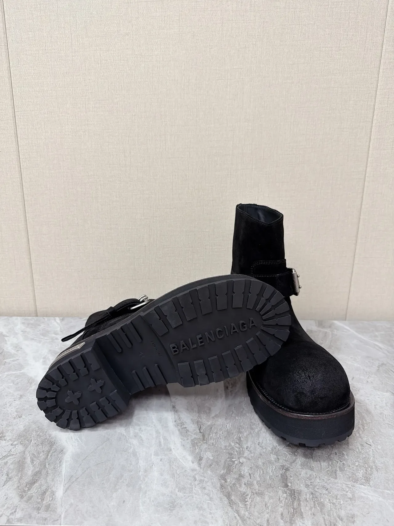 Balenciaga Le Cagole Botas de tornozelo de camurça preta com fivela de alça 2