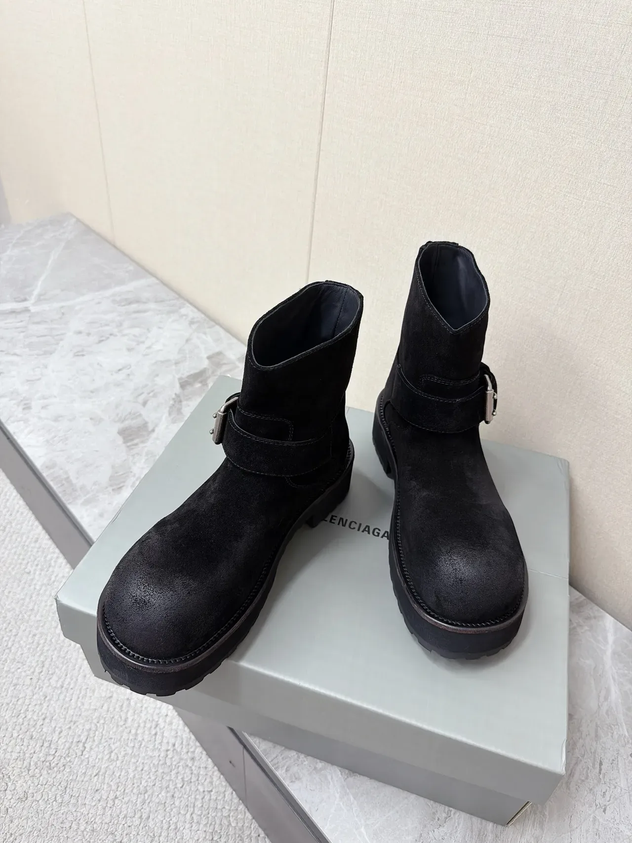 Balenciaga Le Cagole Botas de tornozelo de camurça preta com fivela de alça 4