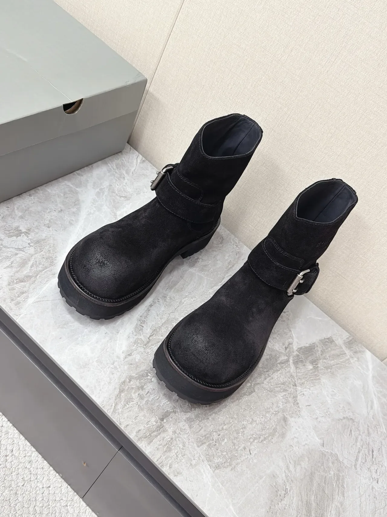 Balenciaga Le Cagole Botas de tornozelo de camurça preta com fivela de alça 5