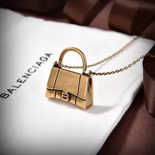 Balenciaga Le Cagole ذهبية حقيبة يد مصغرة من معدن هيكلي قلادة