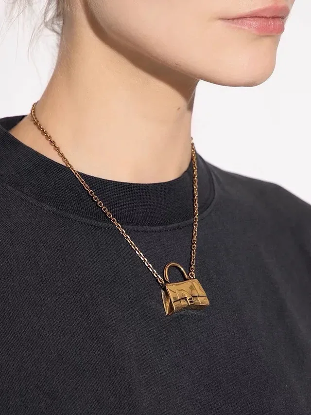 Collier Balenciaga Le Cagole Miniature Sac à Main Doré en Métal Structuré 2